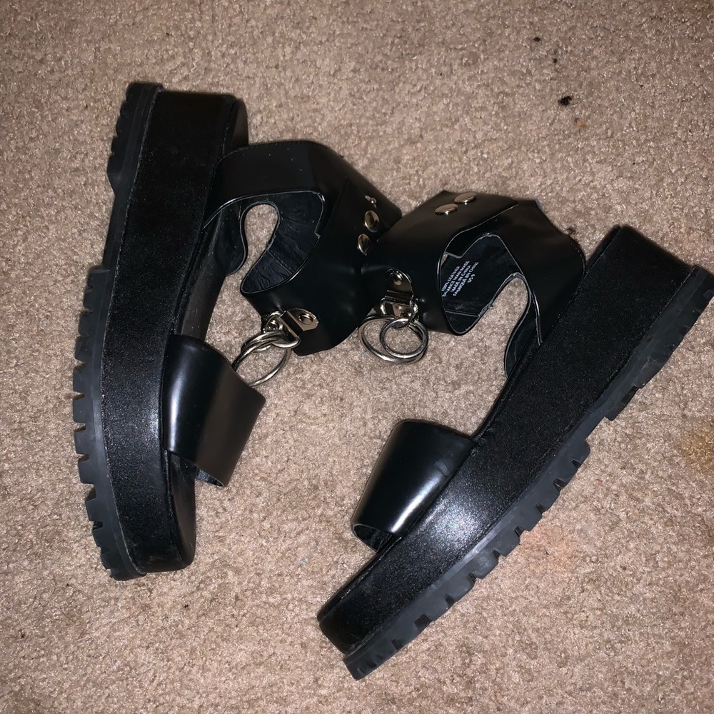 Buckle sandals